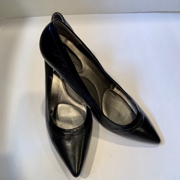 Bandolino, Black Pump - Picture 1 of 5